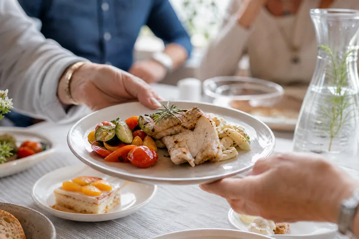 piatto domenicale equilibrato con verdure, proteine e piccola porzione di dolce