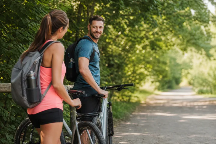 bici leggere vicino a un sentiero ombreggiato durante il weekend