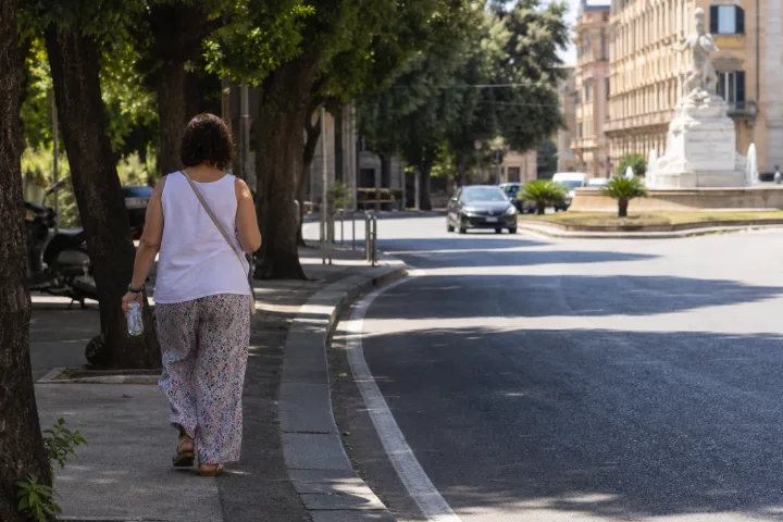 Camminata in città con asfalto caldo: percorso, ombra e fontane