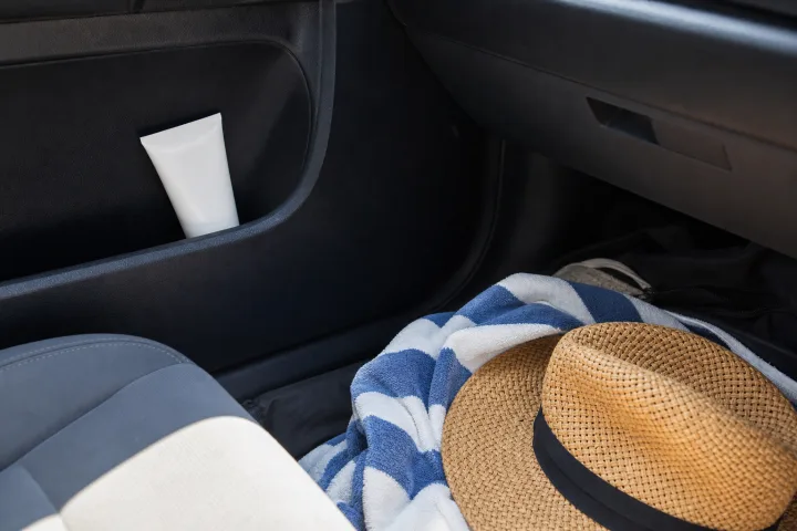 Crema solare lasciata in auto: quando caldo e sole possono rovinarla