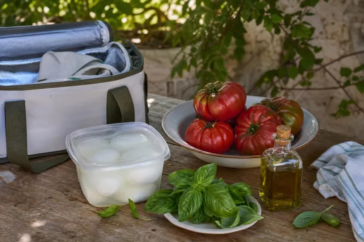 Mozzarella e pomodoro fuori casa: frigo, sale e tempi per non rovinarli