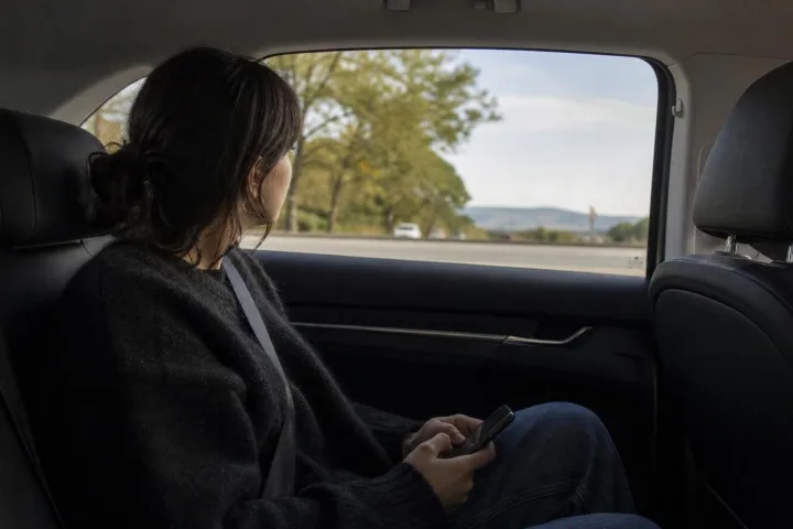Smartphone in auto e nausea: perché leggere peggiora il mal d’auto