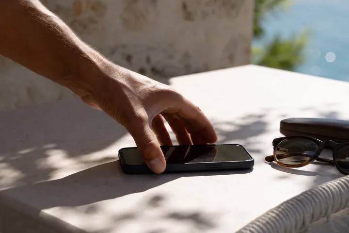 Telefono sotto il sole: 5 errori con schermo, batteria e occhi