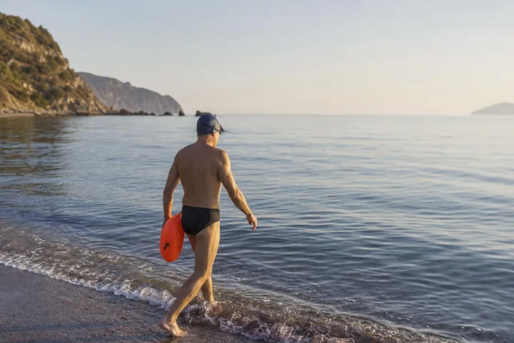 Tornare a nuotare al mare: 15 minuti per ripartire senza strafare