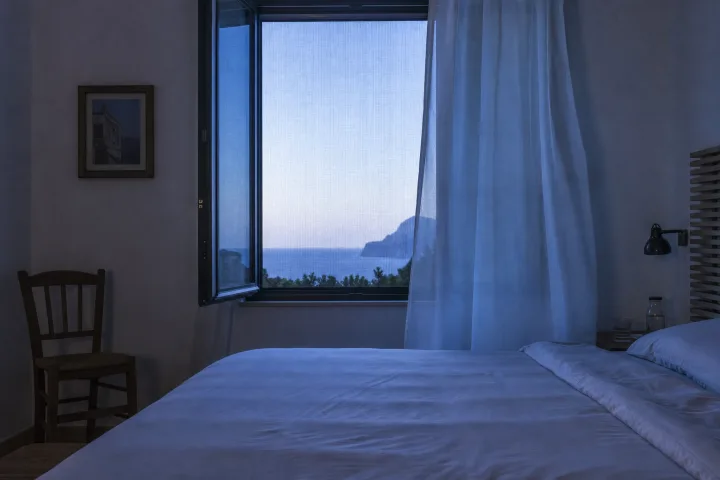 Dormire con le finestre aperte: rumori, zanzare e sicurezza senza paranoie
