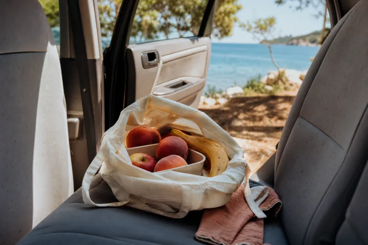 Frutta in auto d’estate: cosa scegliere e come evitare odori, macchie e sprechi