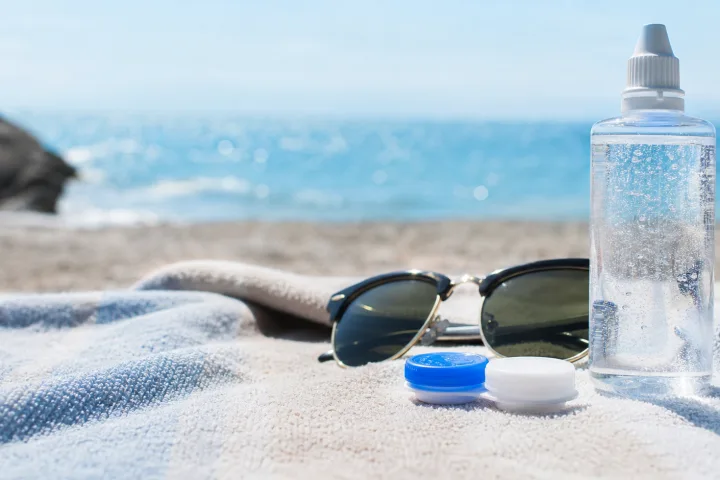 Lenti a contatto al mare o in piscina: errori comuni e alternative più sicure