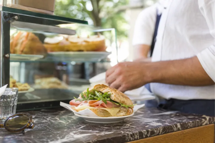 Panino comprato al bar in estate: 6 segnali per scegliere quello giusto