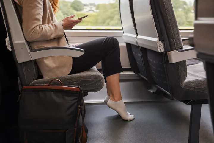 Stare seduti 6 ore in viaggio: 8 micro-movimenti da fare senza attirare sguardi