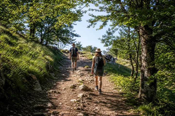 Trekking facile d'estate: come leggere dislivello, durata e ombra