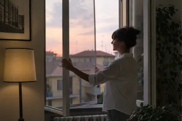 Zanzariere, finestre e luci accese: la routine serale che riduce gli insetti in casa